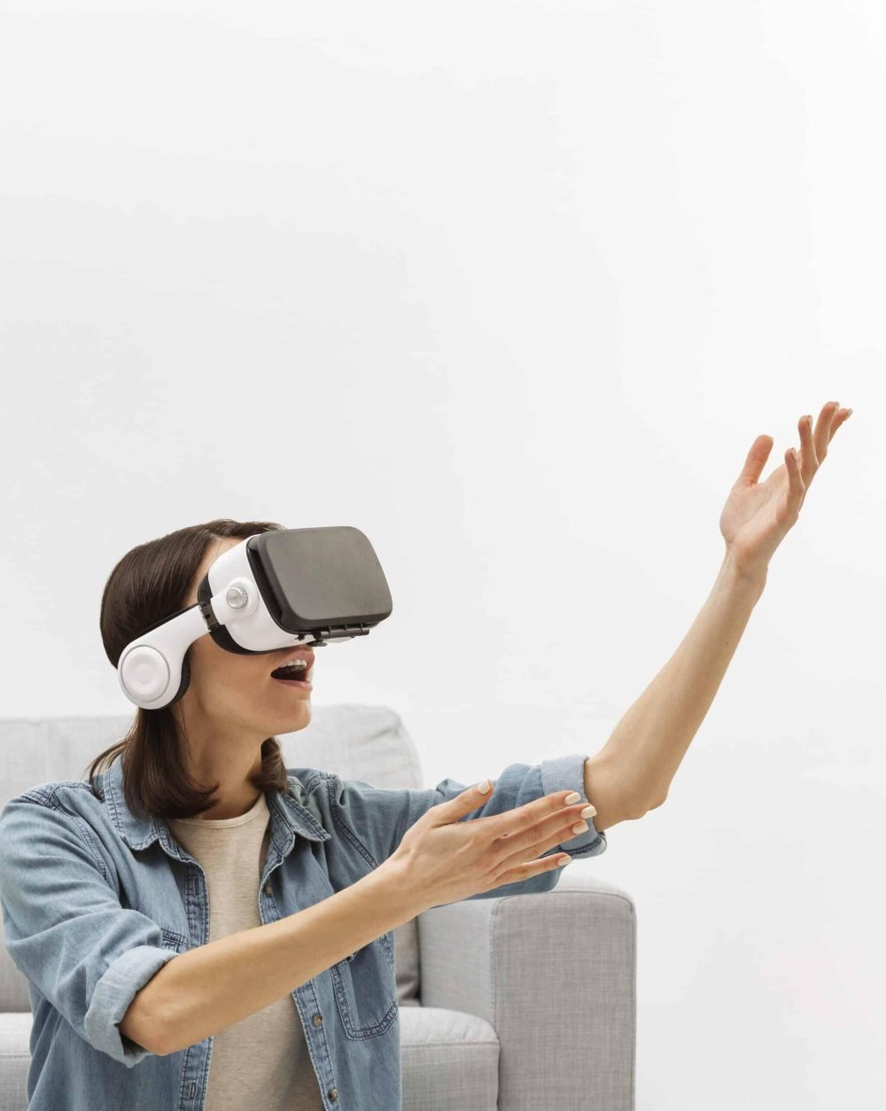 retrato-de-mujer-con-casco-de-realidad-virtual